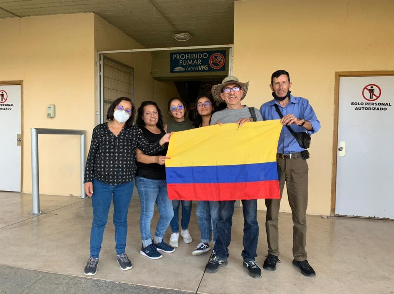 Luis Felipe Herrera, rodeado de su familia, en el rancho Los 3 Potrillos durante el homenaje póstumo a Vicente Fernández.