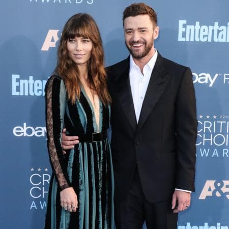 Incluso, según el informante, la actriz ha llegado a enojarse si su marido pasa demasiado tiempo en el celular.
<br>