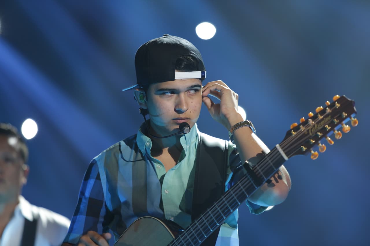 Siempre atento a las indicaciones de todo el staff para que su presentación sea perfecta.