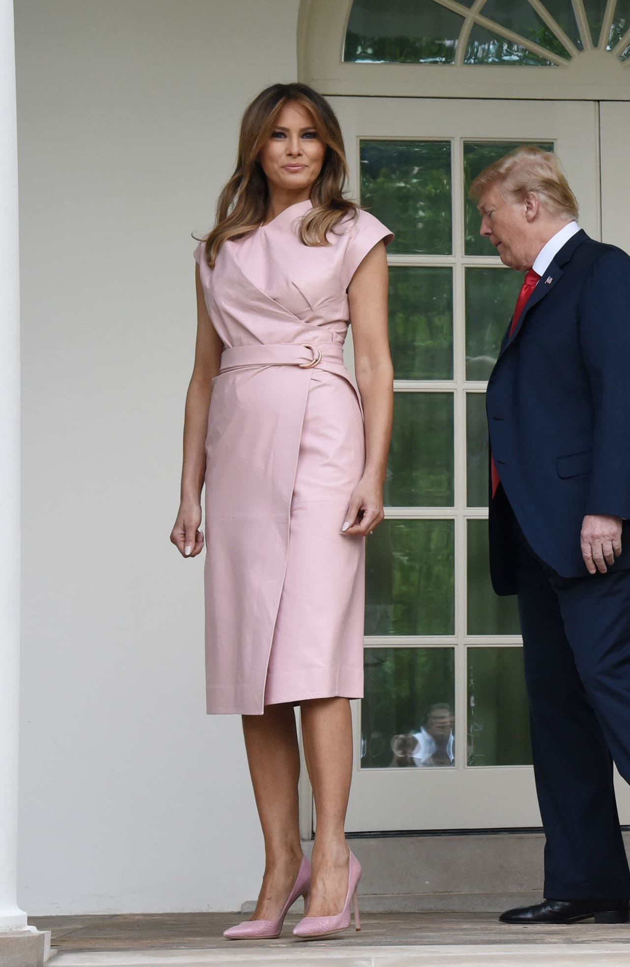 Fue durante la reciente visita del rey Abdullah II y su esposa Rania de Jodania a la Casa Blanca, que Melania Trump se dejó dominar por el rosa con este modelo de cinturón de la diseñadora Proenza Shoulder, el cual combinó a la perfección con sus zapatos en el mismo tono.