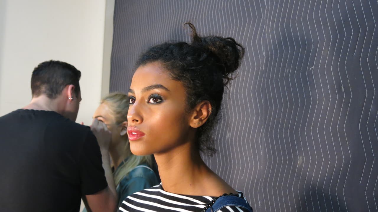 Para fijar el color de los labios se aplica un poco de 
<a href="http://www.maccosmetics.com/esearch?form_id=perlgem_search_form&search=set+powder">polvo traslúcido</a>.