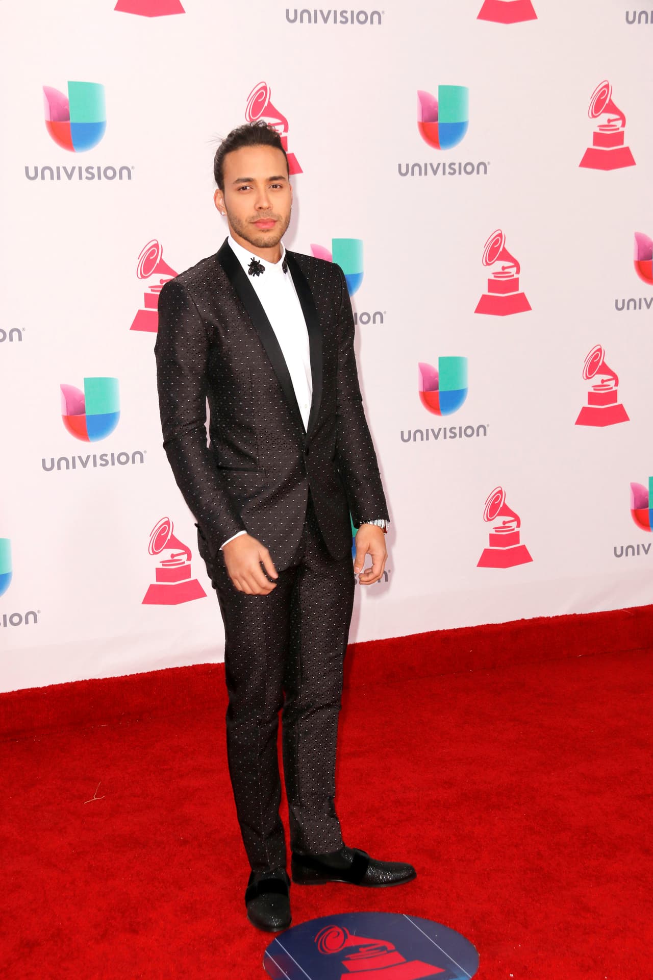 En 2010 lanzó su primer álbum, titulado ‘Prince Royce’, en el que estaban sus sencillos ‘Stand By Me’ y ‘Corazón Sin Cara’, que lograron posicionarse en el número uno de la lista 
<i>Tropical Songs</i> de Billboard.