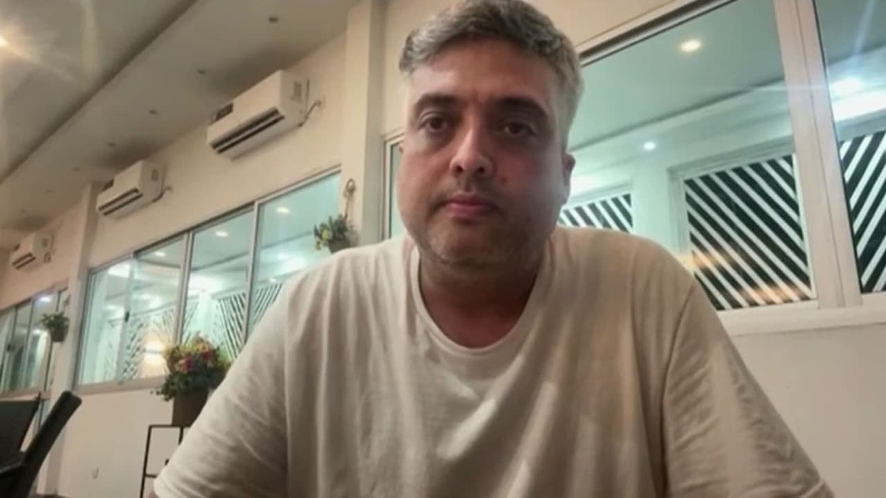 “No me explico cómo estoy aquí”: La historia de Carlos Rodelo, el colombiano deportado de EEUU a África