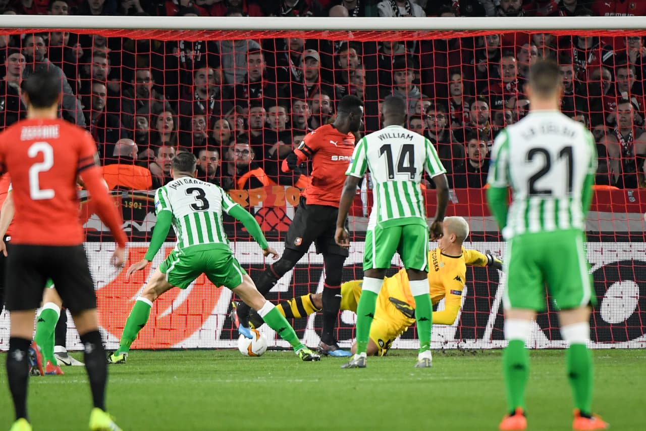 Las cosas empeoraron para el Betis cuando al minuto 9 Javi García convirtió en contra. Mbaye Niang interfería la visión del portero Robles, pero no era fuera de juego al ser el mediocampista español el que tocó la pelota.