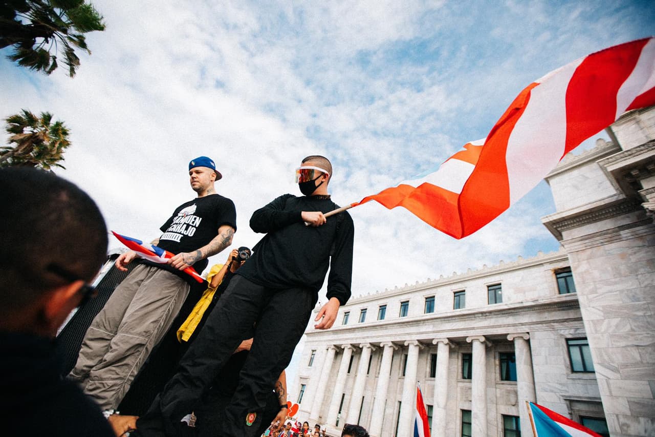 Frente al Capitolio, donde a diario trabajan los senadores y representantes del país, Residente y Bad Bunny exigieron justicia y un alto a la corrupción rampante en la isla.