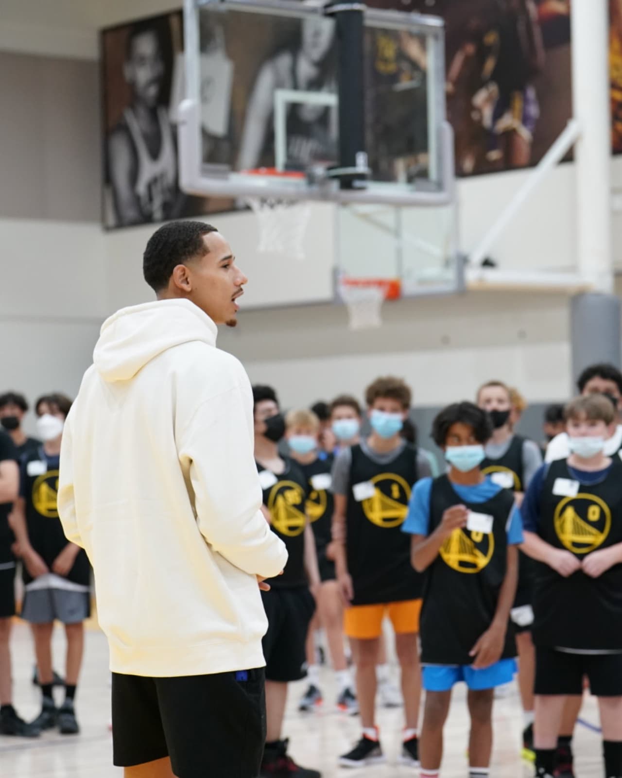 Pero Juan Toscano no solo es el primer jugador mexicano campeón de la NBA, también es el primer basquetbolista en asistir de niño a la Warriors Basketball Academy y conseguir jugar para el equipo del Área de la Bahía.