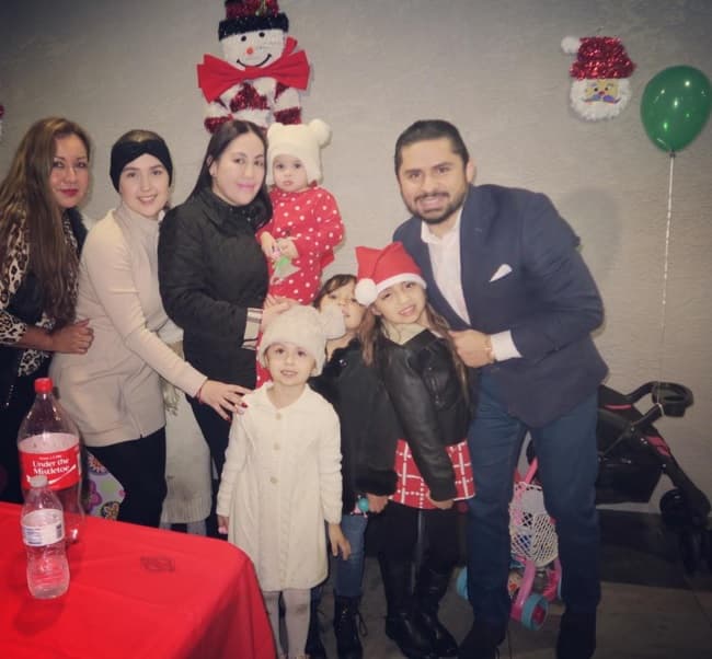 Larry trata de repartirse el tiempo para poder estar con todos los miembros de su familia.