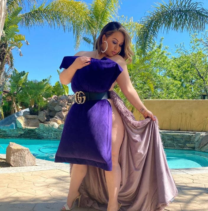 El pasado jueves 16 de abril, Chiquis Rivera 
<b><a href="https://www.univision.com/famosos/lili-estefan-se-suma-a-el-gordo-de-molina-chiquis-rivera-y-otros-famosos-para-mostrar-su-pillowdress-fotos?uhf" target="_blank">respondió al #PillowDress</a></b>, un reto en redes sociales en el que las personas deben fotografiarse vistiendo solo una almohada que funge como vestido. 
<br>