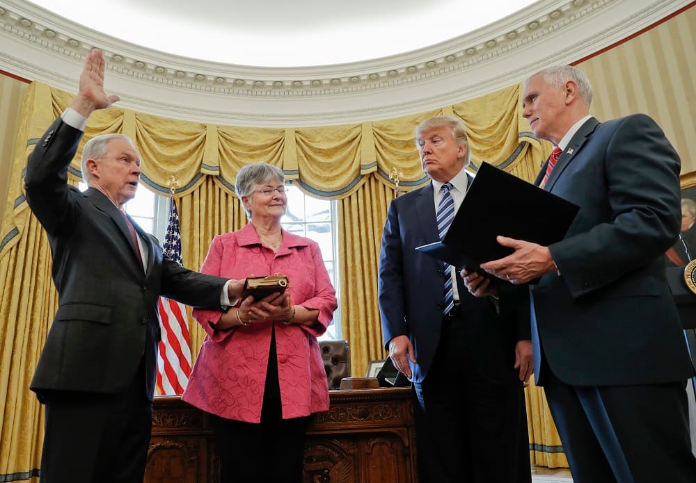 El nuevo fiscal general, Jeff Sessions, promete poner fin a la falta de leyes migratorias apenas es juramentado