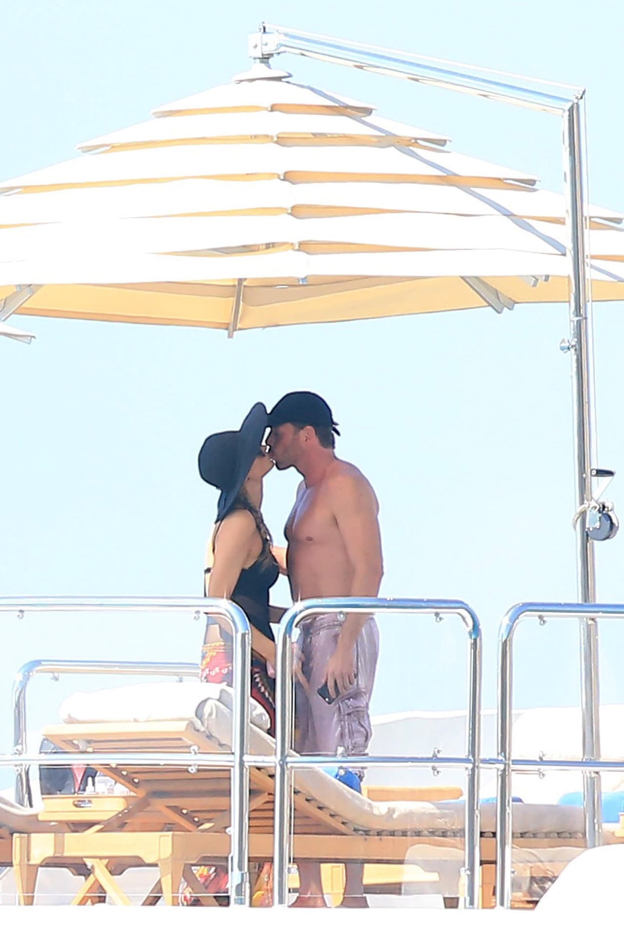 Se calcula que su fortuna personal está en más de 200 millones de dólares.