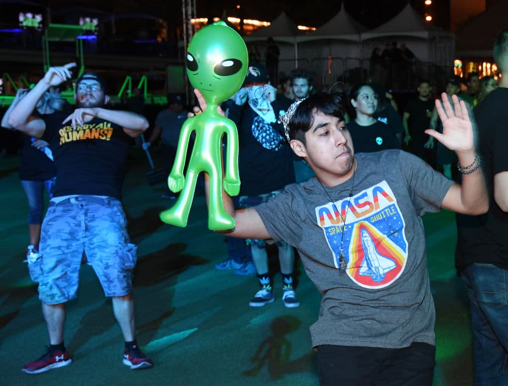 Dany Pinelo de Nevada usa un sombrero de papel de aluminio mientras baila con un extraterrestre inflable durante la celebración del Área 51 en el Centro de Eventos del centro de Las Vegas el 19 de septiembre en Las Vegas, Nevada. El evento es uno de varios en Nevada que se lleva a cabo el fin de semana para celebrar la 'Toma del Área 51'.