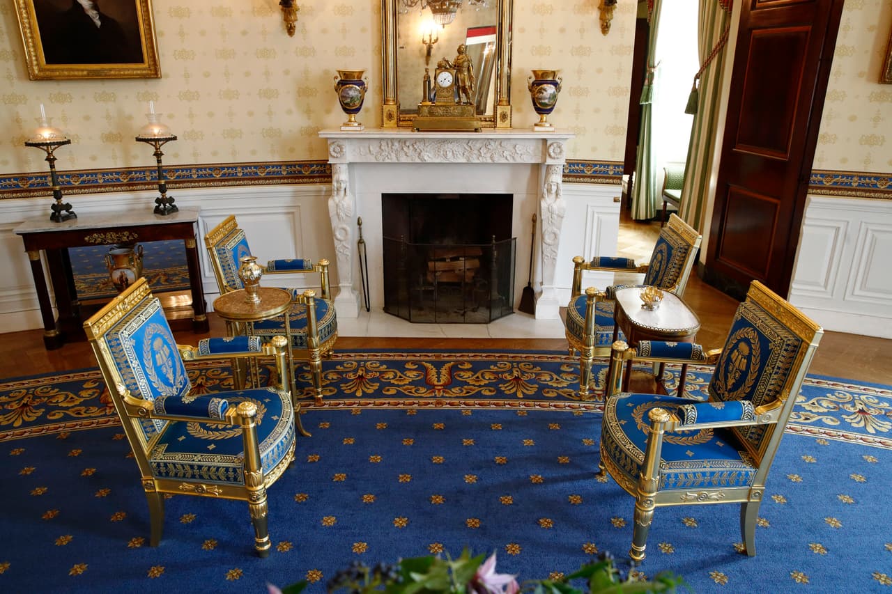 Los muebles Bellangé (en la foto),
<a href="https://www.whitehousehistory.org/1600-sessions/back-in-the-blue-room-restoring-the-bellange-suite" target="_blank">originalmente comprados por James Monroe</a>, uno de los Padres Fundadores de EEUU y quinto presidente (1817-1825). Pero en 1860, casi todas las piezas se vendieron en una subasta. Jacqueline Kennedy, al llegar a la Casa Blanca, se horrorizó al saber que estaba amueblada con reproducciones, dijo McLaurin. Por eso ella creó la asociación histórica, el comité asesor y un curador para ayudar a la Casa Blanca a recolectar y exhibir lo mejor en la mansión.
<br>
<br>
<br>