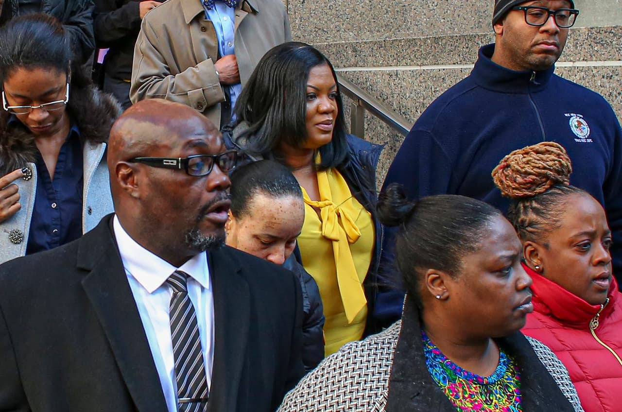 Tova Novel, en el centro vestida de amarillo, sale de la Corte Federal de Nueva York.