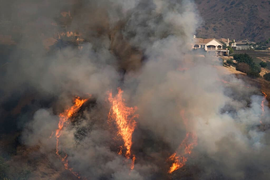 Hasta la tarde del martes el incendio Blue Ridge había calcinado alrededor de 15,200 acres y más de 1,000 bomberos no habían logrado contenerlo de ninguna manera, según información del Departamento de Protección contra Incendios de California (Cal Fire).