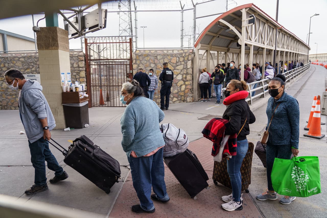 La enorme fila de viajeros en el puesto fronterizo de El Paso, Texas.
<br>
<br>Los que crucen por las fronteras terrestres desde Canadá o México requerirán prueba de vacunación pero no examen negativo de
<a href="https://www.univision.com/noticias/coronavirus"> <u>covid-19.</u></a>