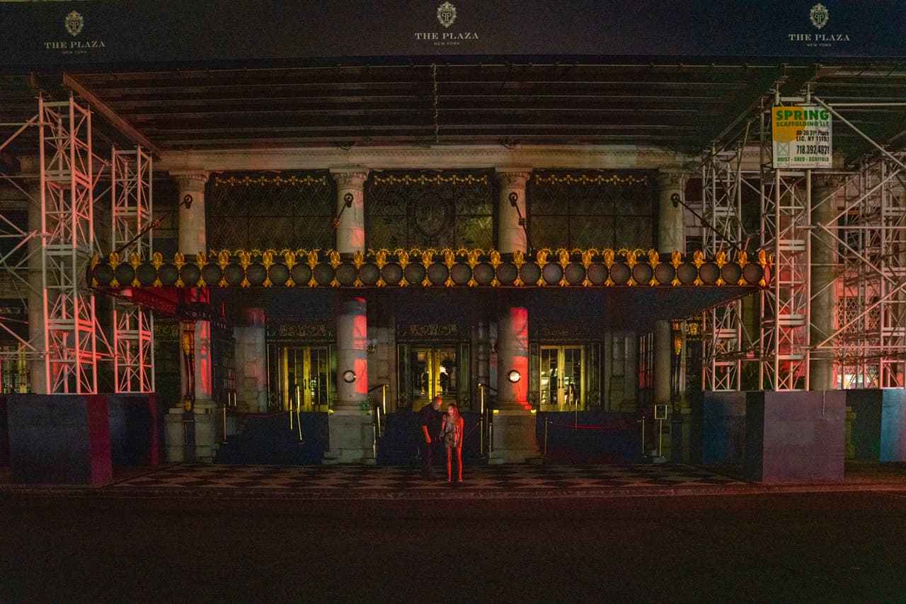 NUEVA YORK, NY - 13 DE JULIO: Dos personas se paran frente al Hotel Plaza en la Quinta Avenida durante el apagón. (Foto de David Dee Delgado/Getty Images)