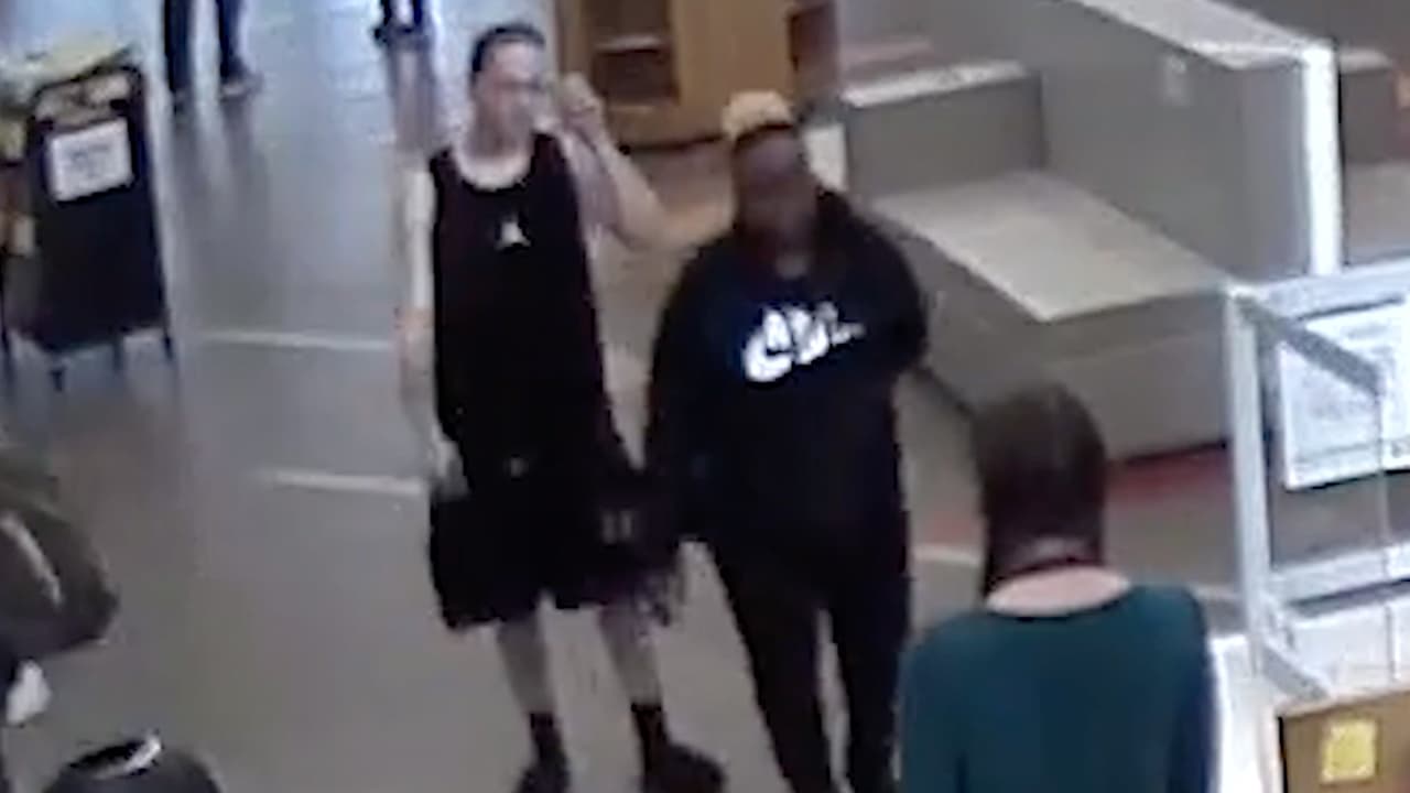 Días después la pareja fue vista en una biblioteca revisando artículos relacionados a su caso.