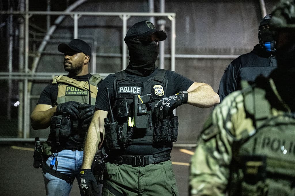 La organización 
<i><b>American Friends Service Committee</b></i>
<b> denunció que los detenidos reciben porciones reducidas de alimentos</b>, con desayuno a las 6:00 am y cena a las 10:00 pm, sin comida al mediodía.