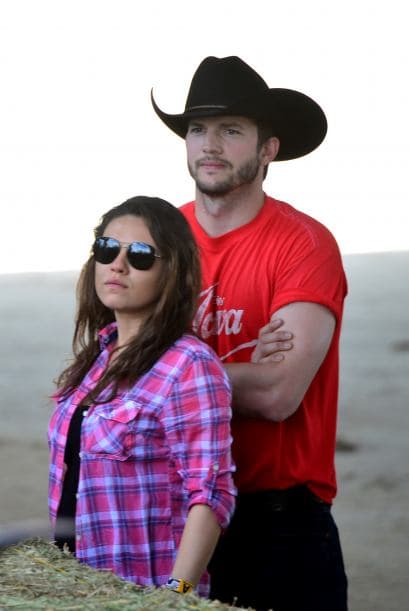 Nos encanta Ashton con su sombrero "cowboy" negro. Mira aquí los videos más chismosos.