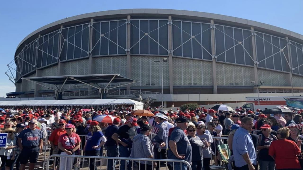 Largas filas de simpatizantes de Trump esperan su llegada de esta noche en Phoenix