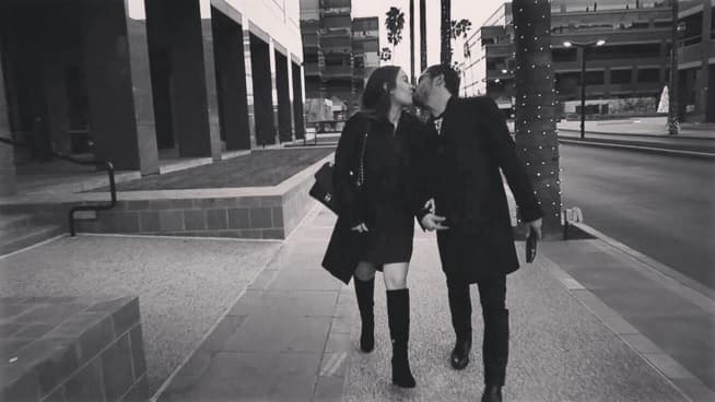 Larry Hernández está profundamente hipnotizado con los encantos de su mujer.