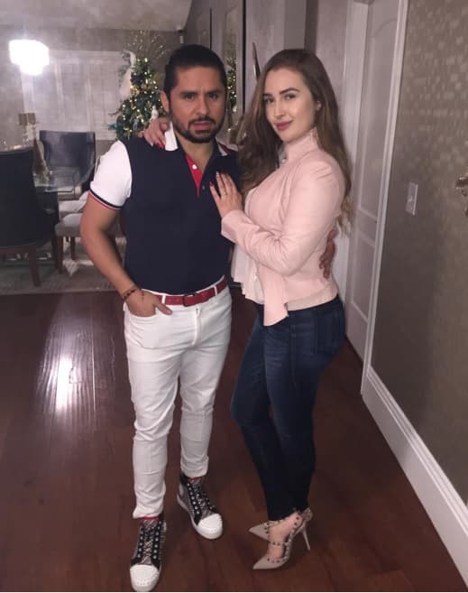 El cantante está muy contento con todas esas curvas que lo hacen perder el control. ¡Felicidades!