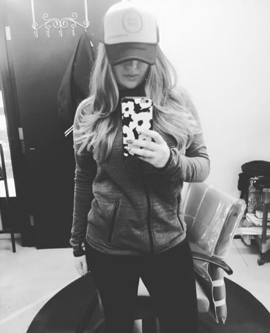 Al contrario, es el primero que aplaude los encantos de su mujer.