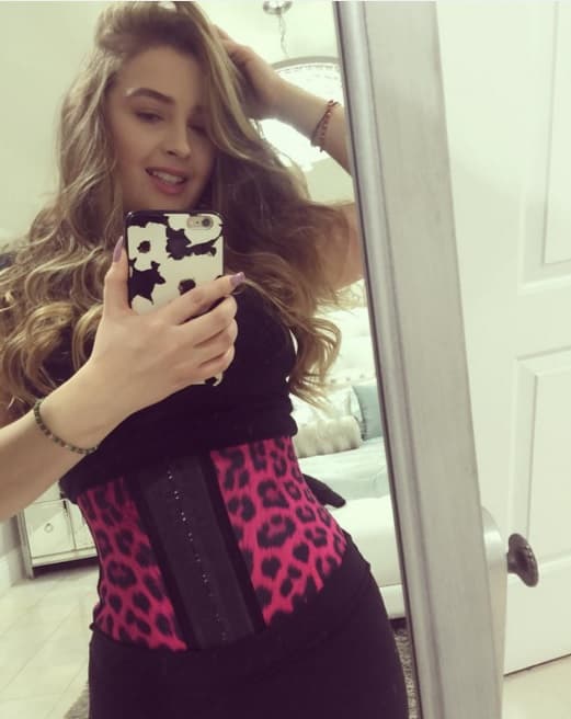 Está dispuesta a hacer cualquier tipo de sacrificio, incluso a usar una faja para no perder sus curvas.