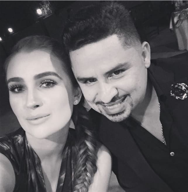 Ok, queda claro que Kenia es una bella mujer pero ahora sí que Larry se excedió al presumirla toda.