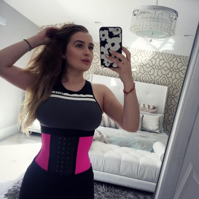 Kenia es madre de dos pequeñas, pero no descuida su cuerpo para lucir muy femenina, sino por el contrario.