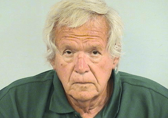 Ordenan a Dennis Hastert no estar solo con menores de edad, no usar líneas telefónicas sexuales ni pornografía