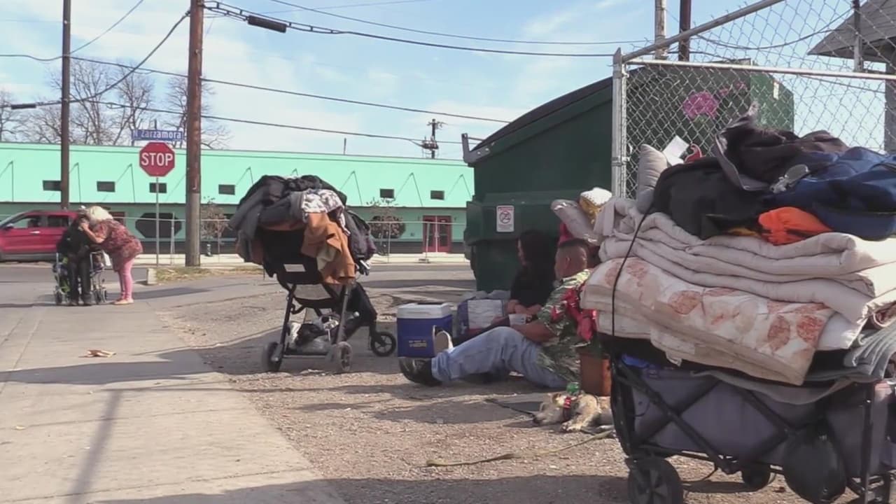 Denuncian a negocio que usa ruido para ahuyentar a indigentes