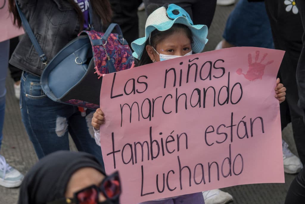 <b>México</b>
<br>
<br>Una niña sostiene una pancarta que dice: "Las niñas que marchan también luchan".