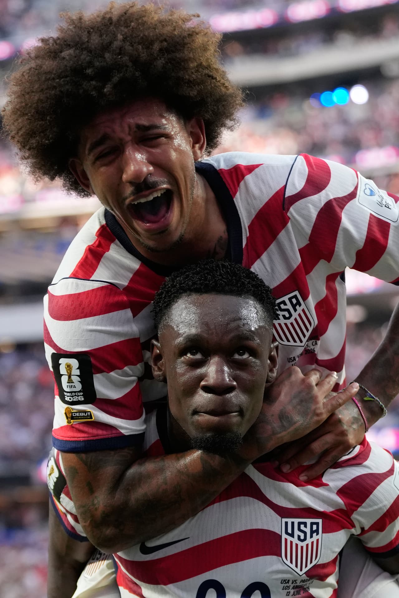 Folarin Balogun, de Estados Unidos (abajo), celebra el tercer gol de su equipo contra Paraguay junto a su compañero Chris Richards.
