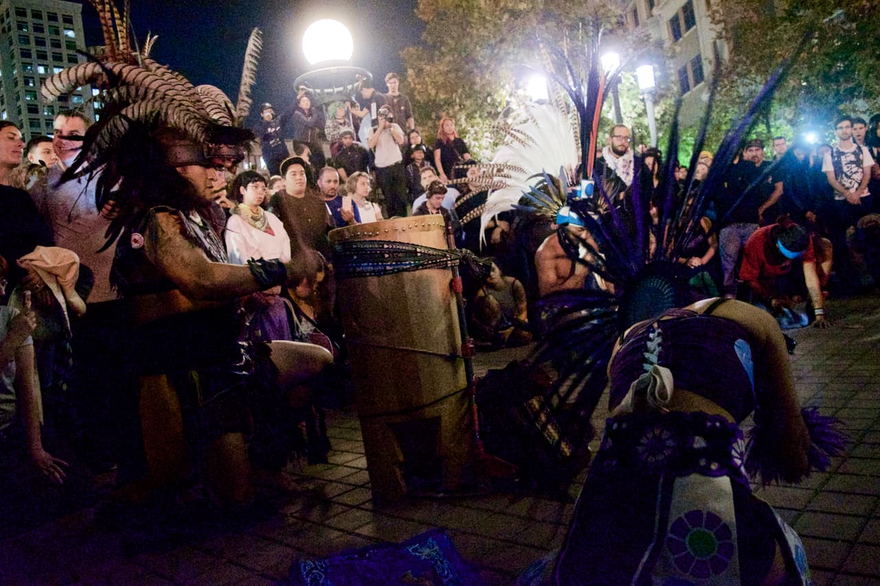 Un grupo de danza azteca apareció al final de la protesta en la plaza de Ogawa en Oakland, donde ofreció una ceremonia "para sanar los espíritus contra el odio". Al término, los manifestantes tomaron las calles por 3 horas más.