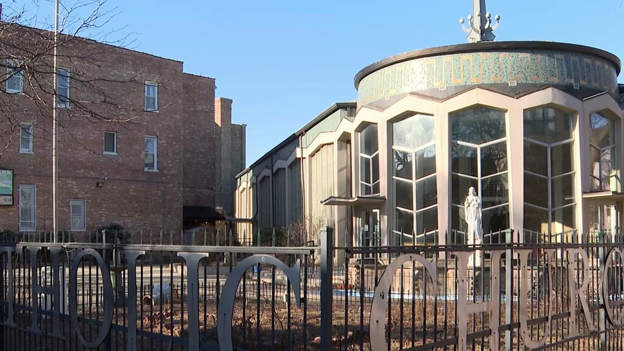 Padres y directivos de primaria Santiago analizan su futuro con CPS en Humboldt Park