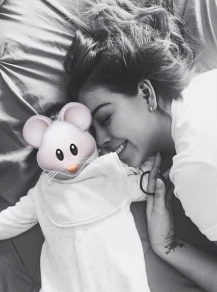 Desde que el bebé nació, no perdió el tiempo para tomar entre sus brazos al pequeño Iker.