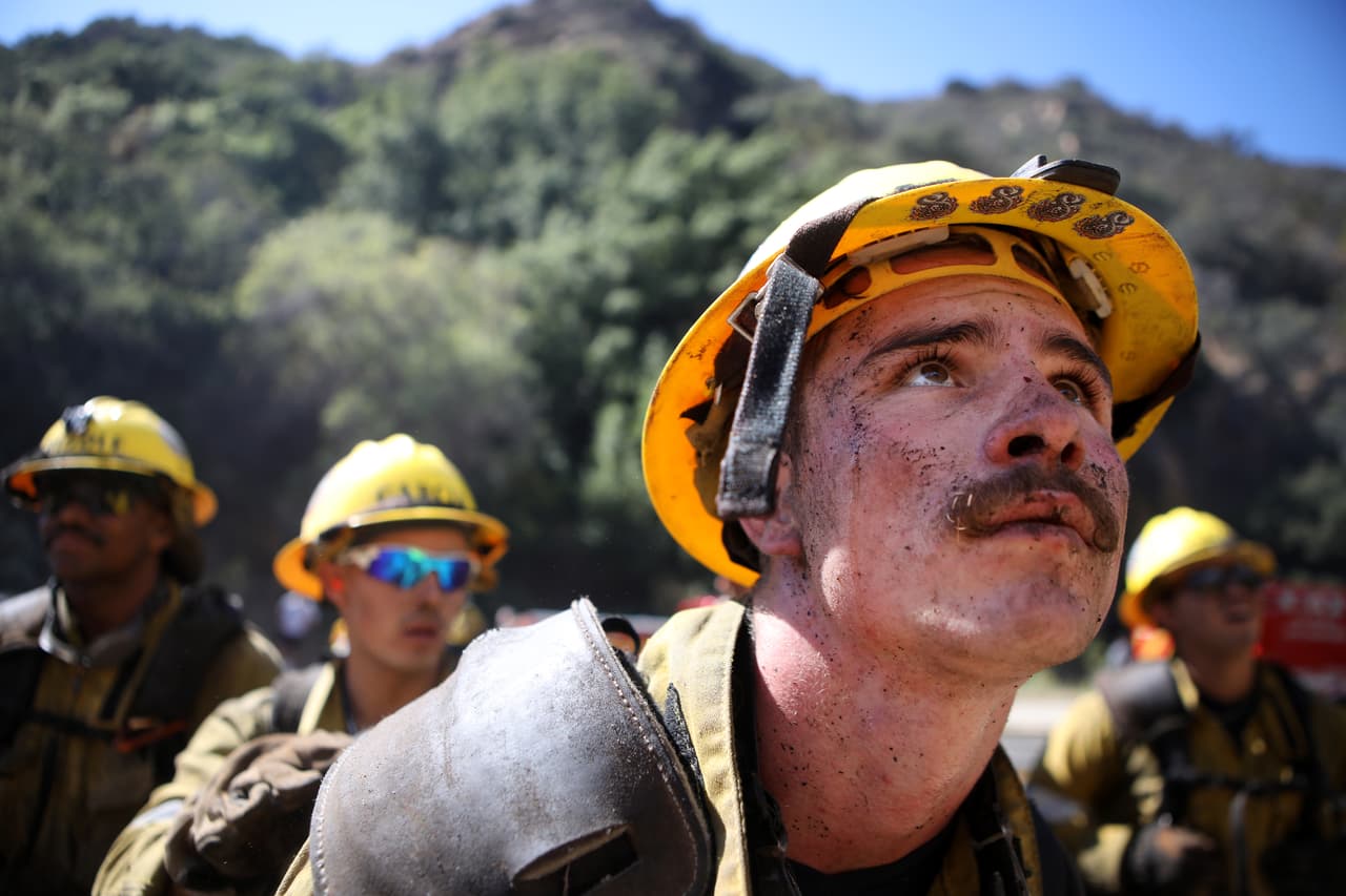 Los desalojos preventivos se levantaron a partir de las 20.00 horas. "Estas evacuaciones son solo una muestra de precaución. En este momento no hay estructuras amenazadas en el área", dijo por la noche el capitán del LAFD, Branden Silverman, citado en el
<i>Times</i>. "Vamos a tener una cantidad significativa de recursos entrando en el área por encima de esas casas, así que preferimos que los residentes hagan sus maletas y abandonen el área", añadió.
<br>