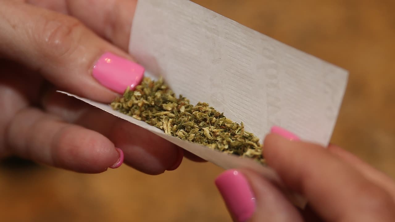 Buscan reducir multas por consumo de marihuana en espacios públicos en Chicago