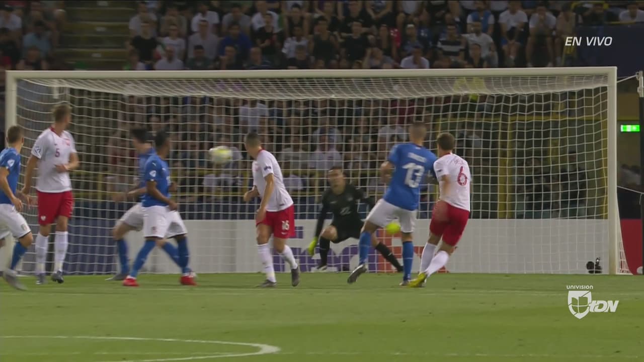 ¿Es defensa central? Krystian Bielik metió el 1-0 de Polonia a Italia con volea de goleador