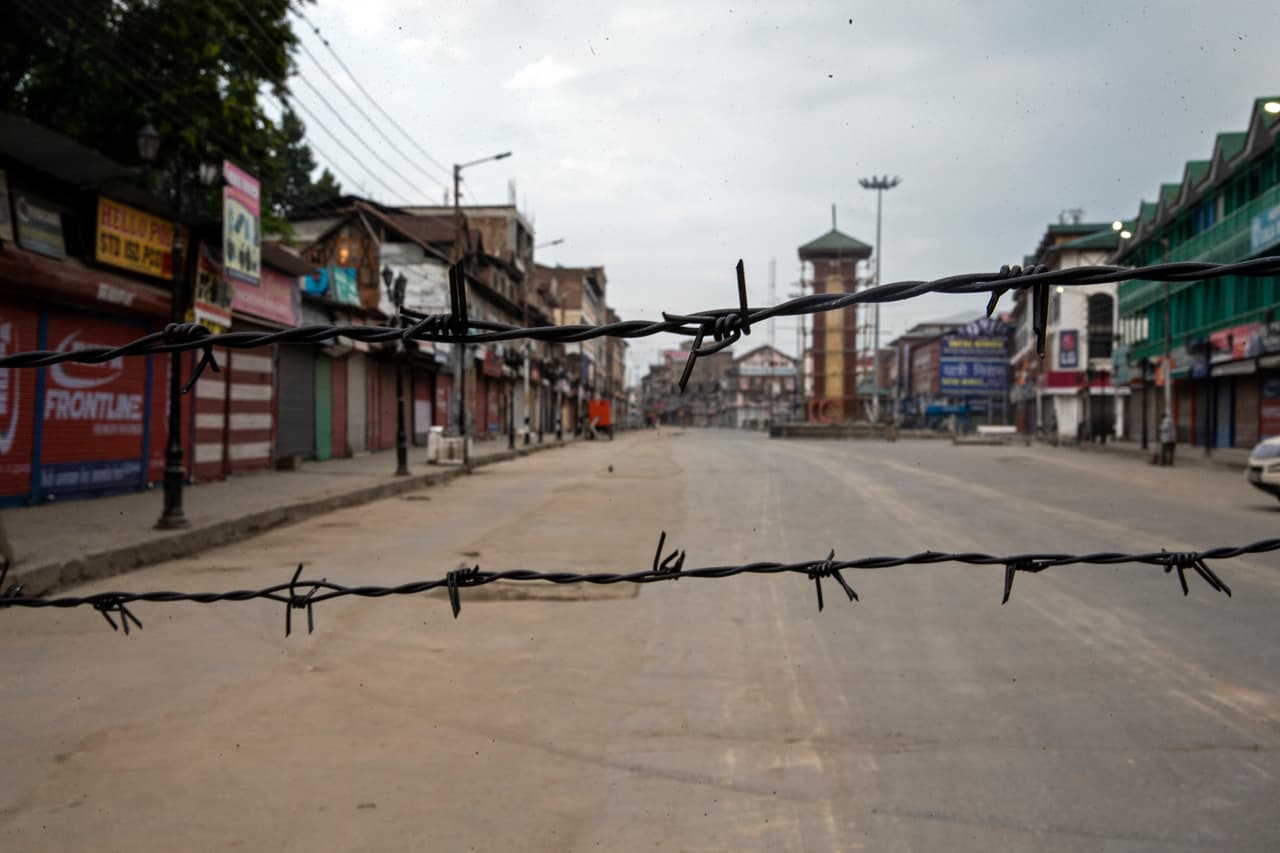 Una calle desierta vista a través del alambre de púas que la bloquea durante el toque de queda en Srinagar. La categoría de fotografías de noticias de última hora del premio Pulitzer 2020 fue ganada por el equipo de la agencia Reuters que cubrió las protestas en Hong Kong.