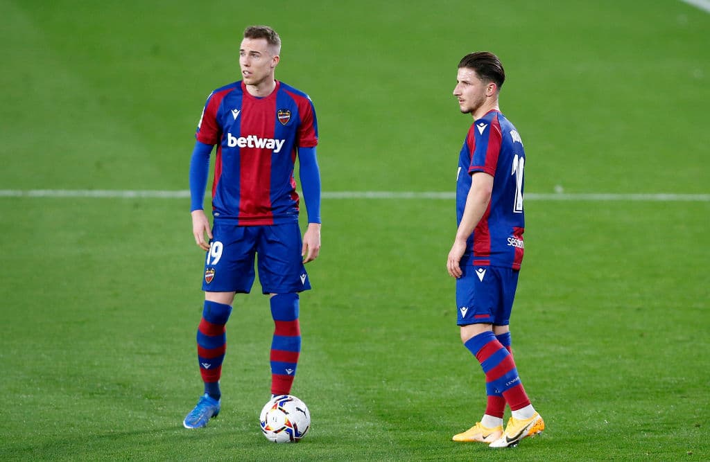 Fekir (70’) y Jiménez (75’) marcaron los tantos que definieron el cotejo. Lainez salió al 66’ y Guardado participó todo el encuentro. En sus siguientes compromisos, Betis visitará al Elche y Levante recibirá al Huesca.