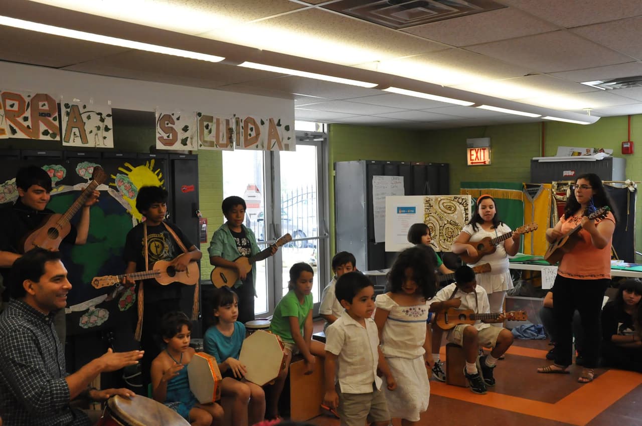 ‘Son Chiquitos' es un programa comunitario gestado dentro de la escena del Son Jarocho en Chicago, la cual desde mediados de la década de los 90 encontró tierra fértil en el barrio de Pilsen.