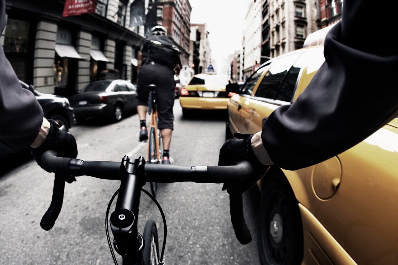 Las apps también deben pagar a Los Deliveristas la nueva tarifa salarial mínima que fijará la ciudad.