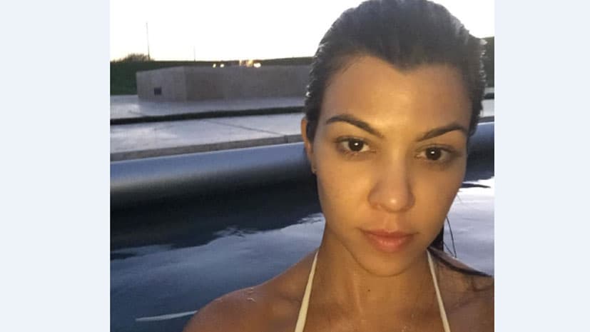 Kourtney Kardashian luce bella y natural. Compartió esta foto desde la piscina sin maquillaje.