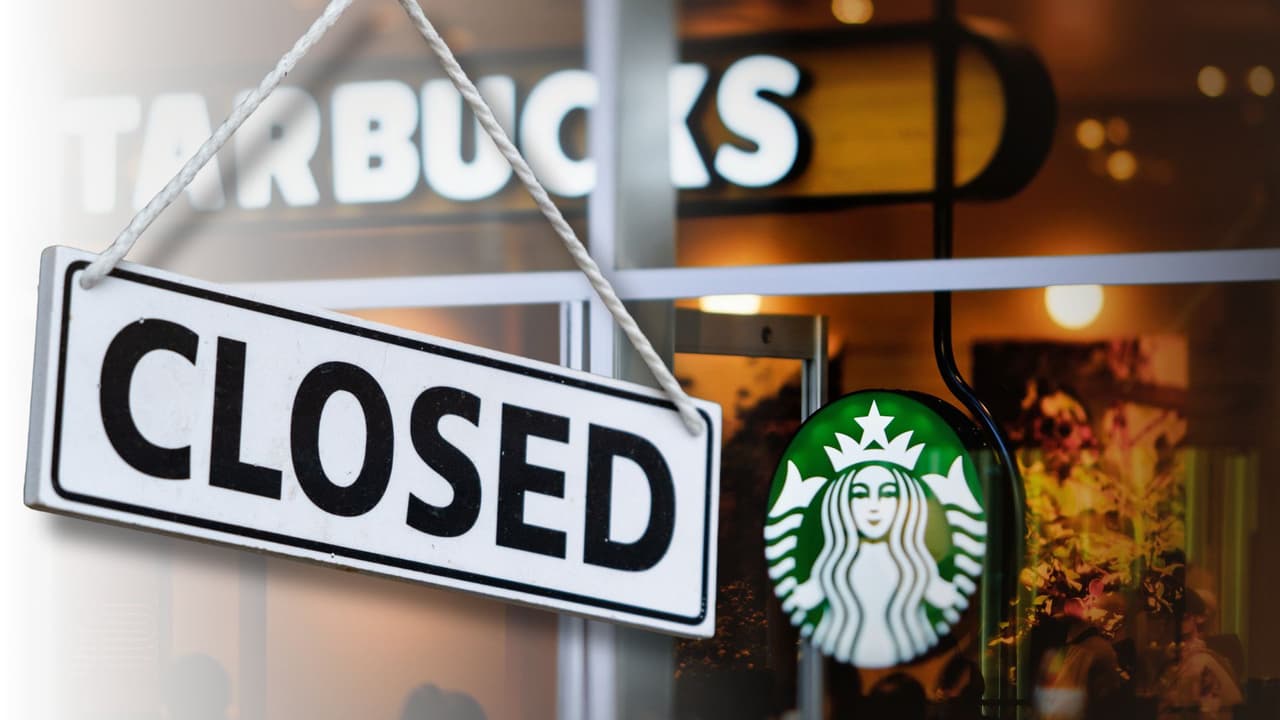<b><a href="https://www.univision.com/noticias/la-cadena-starbucks-anuncia-despidos-masivos-y-cierres-de-tiendas-las-noticias-del-dia-video" target="_blank">Starbucks comenzó a cerrar decenas de sus cafeterías en Estados Unidos</a></b>. En Texas, ya 
<b>se confirmaron al menos 20 direcciones</b>. La empresa asegura que 
<b>es parte de su plan “Back to Starbucks”</b>, con el que busca 
<b>espacios más cálidos y personal disponible en las horas de mayor tráfico</b>. La compañía calcula que 
<b>en el año fiscal 2025 tendrá un recorte neto de alrededor del 1% de sus tiendas en Norteamérica</b>, y quedará, por ejemplo, con casi 18,300 locales entre Estados Unidos y Canadá. Para 2026, 
<b>promete volver a crecer y rediseñar más de 1,000 cafeterías.</b>