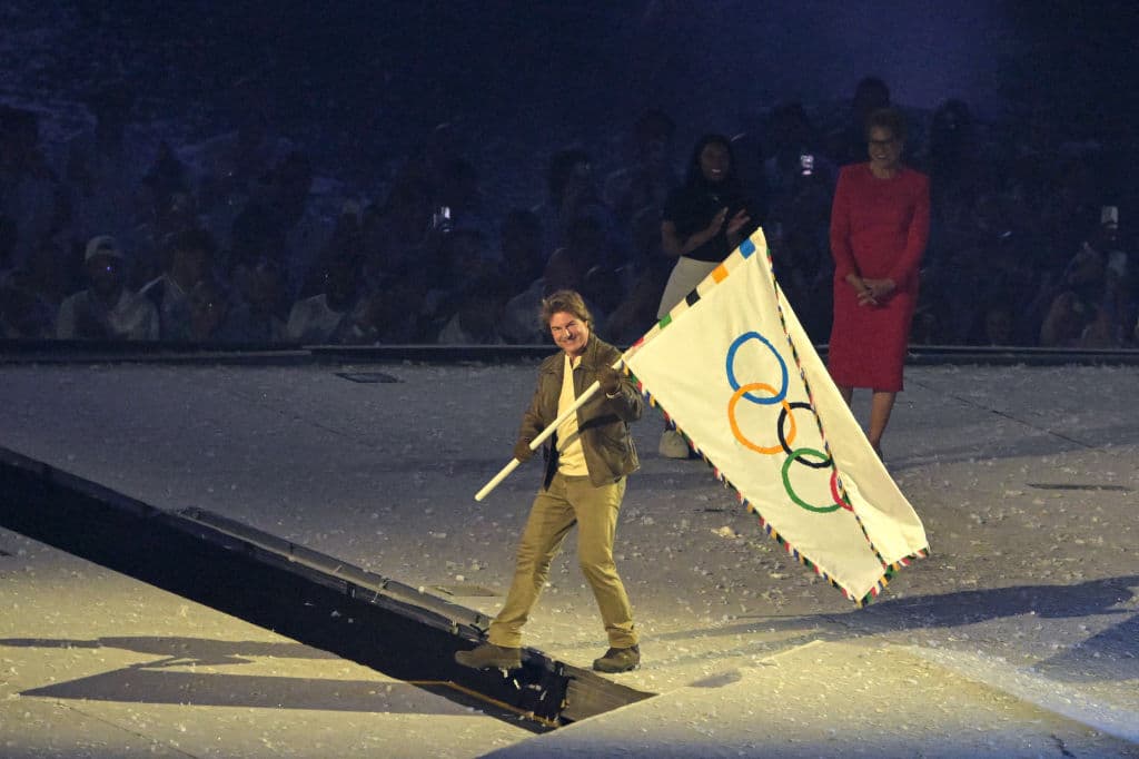 Tom Cruise recibió la bandera olímpica.