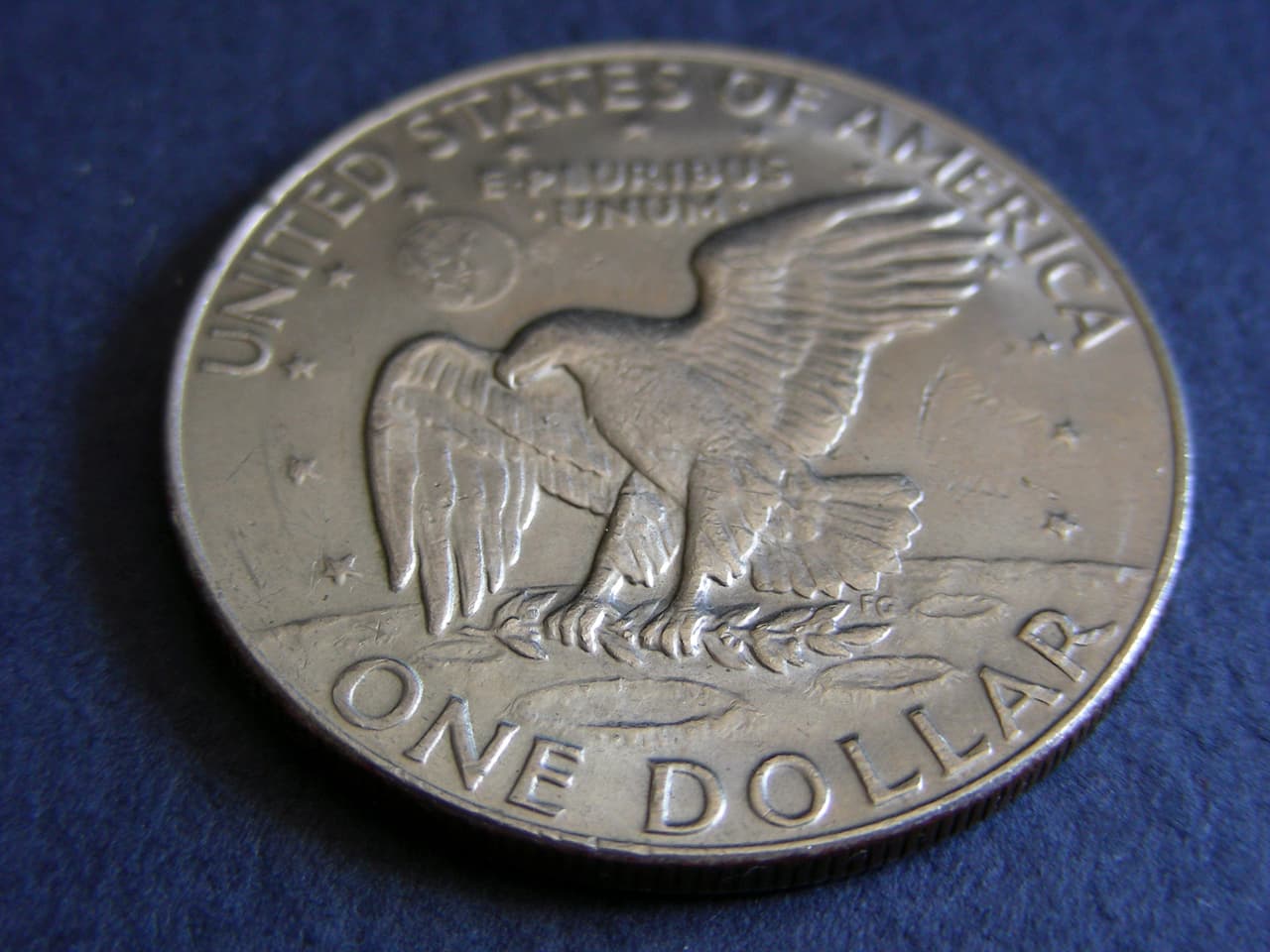 El lema nacional del país (E pluribus unum) figura con 13 letras, trece fueron las colonias originales y aparecen luego en el escudo original del país.