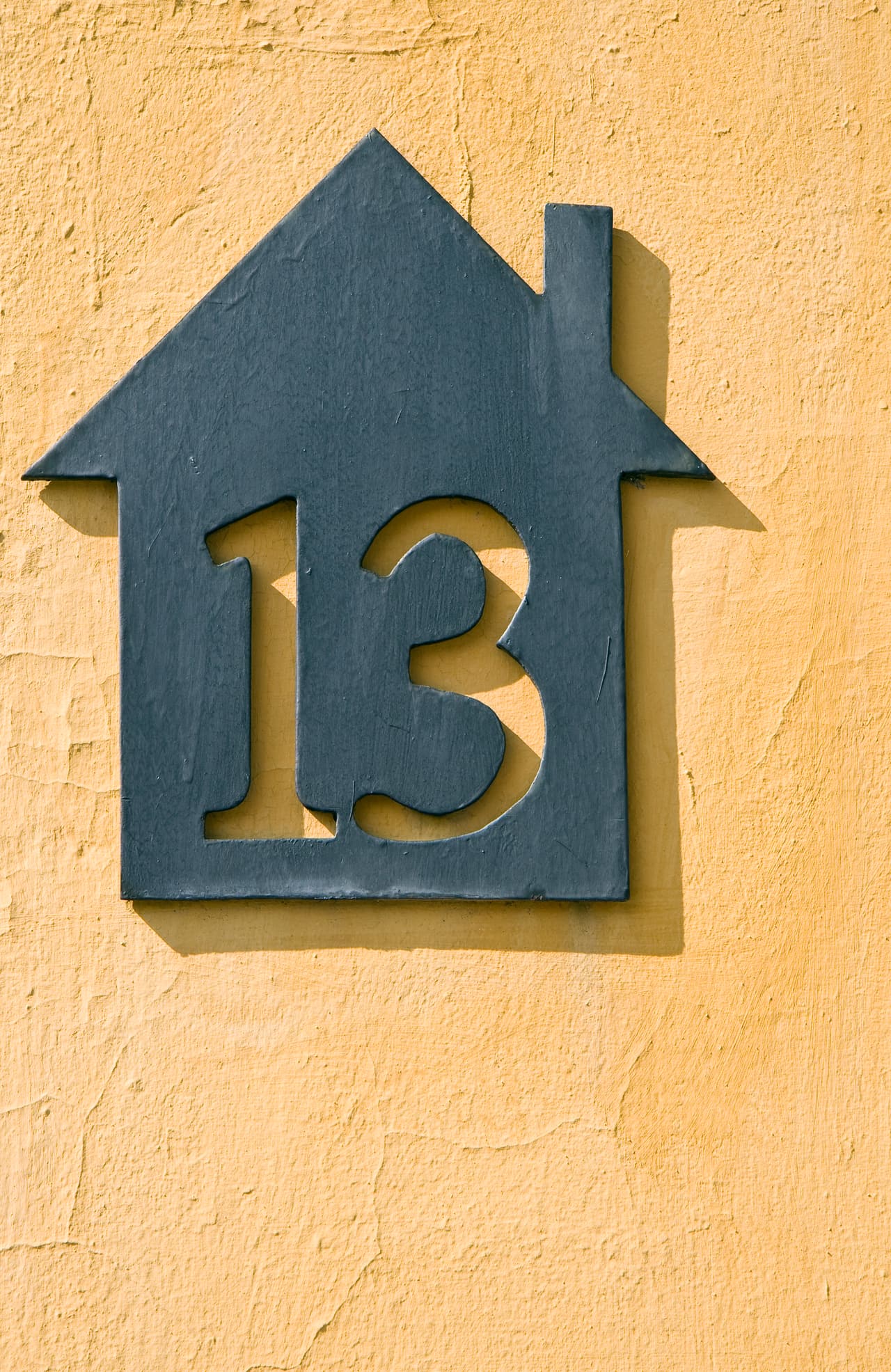 El temor llega inclusive a la arquitectura. En muchos edificios públicos y residencias tiende a omitirse el piso 13 en los ascensores saltando del 12 al 14 para evitar que personas supersticiosas no quieran alquilar o comprar apartamentos en los mismos.