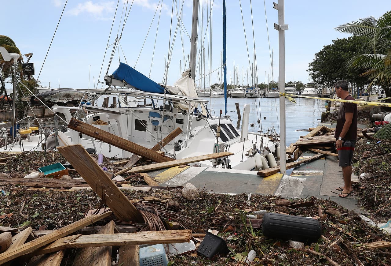 Un barco dañado se ve en el puerto deportivo de Dinner Key, en Miami.